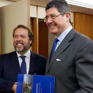 Livro dos 100 anos do clube é entregue ao Ministro da Fazenda Joaquim Levy